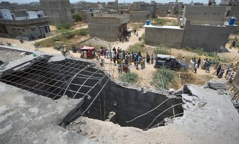 फोटो: भारतीय ड्रोन अटैक पाकिस्तान की वायु रक्षा प्रणाली में क्षतिग्रस्त होने के संदेह में एक घर की छत पर एक बड़ा छेद देखा जाता है, जो कि गुरुवार, 8 मई, 2025 को पाकिस्तान के कराची में एक संदिग्ध भारतीय ड्रोन को गोली मारता है।