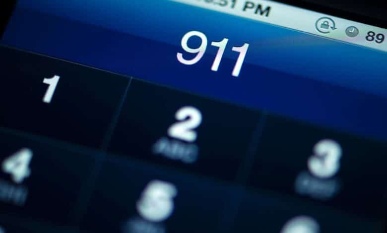 फोटो: 911 को एक अनिच्छुक स्टॉक फोटो में स्मार्ट फोन की स्क्रीन पर प्रदर्शित किया जाता है।